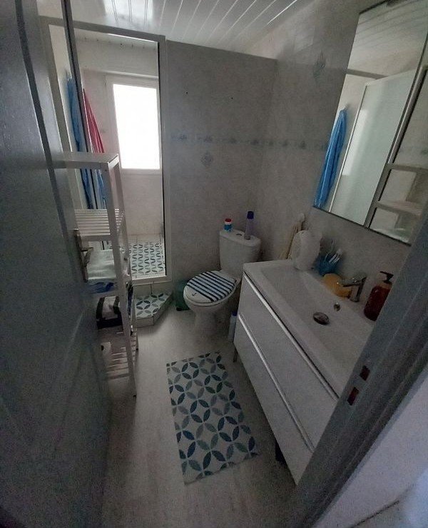 Salle d'eau avec douche et WC, appartement Les Bruyères Mimizan-Plage